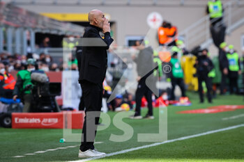 2022-02-13 - Stefano Pioli Head Coach of AC Milan shouts to his players during the Serie A 2021/22 football match between AC Milan and UC Sampdoria at Giuseppe Meazza Stadium, Milan, Italy on February 13, 2022 - AC MILAN VS UC SAMPDORIA - ITALIAN SERIE A - SOCCER