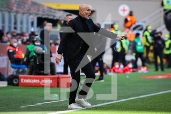 2022-02-13 - Stefano Pioli Head Coach of AC Milan shouts to his players during the Serie A 2021/22 football match between AC Milan and UC Sampdoria at Giuseppe Meazza Stadium, Milan, Italy on February 13, 2022 - AC MILAN VS UC SAMPDORIA - ITALIAN SERIE A - SOCCER