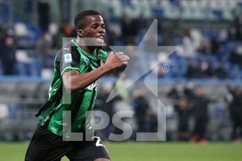 2022-02-13 - Hamed Traorè of US SASSUOLO celebrates after scoring a goal during the Serie A match between US Sassuolo and AS Roma at Mapei Stadium-Città del Tricolore on February 13, 2022 in Reggio Emilia, Italy. - US SASSUOLO VS AS ROMA - ITALIAN SERIE A - SOCCER