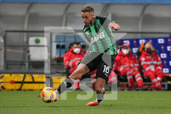 2022-02-13 - Davide Frattesi of US SASSUOLO in action during the Serie A match between US Sassuolo and AS Roma at Mapei Stadium-Città del Tricolore on February 13, 2022 in Reggio Emilia, Italy. - US SASSUOLO VS AS ROMA - ITALIAN SERIE A - SOCCER