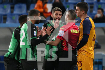 2022-02-13 - Domenico Berardi, Gregoire Defrel and Hamed Traore of US SASSUOLO and Gianluca Mancini of AS ROMA react during the Serie A match between US Sassuolo and AS Roma at Mapei Stadium-Città del Tricolore on February 13, 2022 in Reggio Emilia, Italy. - US SASSUOLO VS AS ROMA - ITALIAN SERIE A - SOCCER