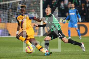 2022-02-13 - Vlad Chiriches of US SASSUOLO competes for the ball with Tammy Abraham of AS ROMA during the Serie A match between US Sassuolo and AS ROMA at Mapei Stadium-Città del Tricolore on February 13, 2022 in Reggio Emilia, Italy. - US SASSUOLO VS AS ROMA - ITALIAN SERIE A - SOCCER