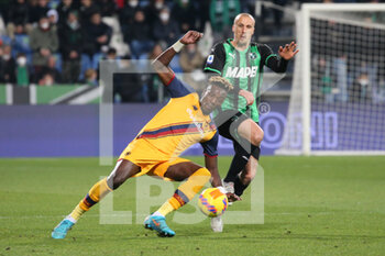 2022-02-13 - Vlad Chiriches of US SASSUOLO competes for the ball with Tammy Abraham of AS ROMA during the Serie A match between US Sassuolo and AS Roma at Mapei Stadium-Città del Tricolore on February 13, 2022 in Reggio Emilia, Italy. - US SASSUOLO VS AS ROMA - ITALIAN SERIE A - SOCCER