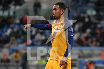 2022-02-13 - Chris Smalling of AS ROMA gestures during the Serie A match between US Sassuolo and AS Roma at Mapei Stadium-Città del Tricolore on February 13, 2022 in Reggio Emilia, Italy. - US SASSUOLO VS AS ROMA - ITALIAN SERIE A - SOCCER