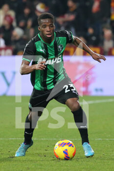 2022-02-13 - Hamed Traorè of US SASSUOLO in action during the Serie A match between US Sassuolo and AS Roma at Mapei Stadium-Città del Tricolore on February 13, 2022 in Reggio Emilia, Italy. - US SASSUOLO VS AS ROMA - ITALIAN SERIE A - SOCCER