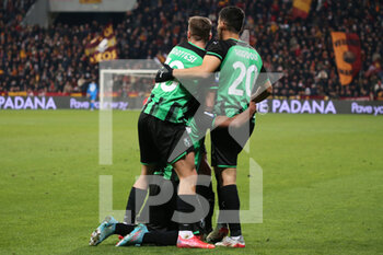 2022-02-13 - Hamed Traorè of US SASSUOLO celebrates after scoring a goal with his teammates during the Serie A match between US Sassuolo and AS Roma at Mapei Stadium-Città del Tricolore on February 13, 2022 in Reggio Emilia, Italy. - US SASSUOLO VS AS ROMA - ITALIAN SERIE A - SOCCER