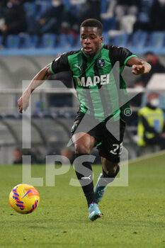 2022-02-13 - Hamed Traore of US SASSUOLO in action during the Serie A match between US Sassuolo and AS Roma at Mapei Stadium-Città del Tricolore on February 13, 2022 in Reggio Emilia, Italy. - US SASSUOLO VS AS ROMA - ITALIAN SERIE A - SOCCER