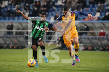 2022-02-13 - Hamed Traorè of US SASSUOLO competes for the ball with Gianluca Mancini of AS ROMA during the Serie A match between US Sassuolo and AS ROMA at Mapei Stadium-Città del Tricolore on February 13, 2022 in Reggio Emilia, Italy. - US SASSUOLO VS AS ROMA - ITALIAN SERIE A - SOCCER
