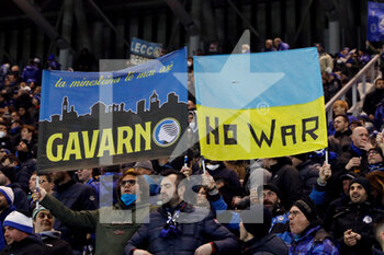 2022-02-28 - Atalanta BC show a flag reading “No War” - ATALANTA BC VS UC SAMPDORIA - ITALIAN SERIE A - SOCCER