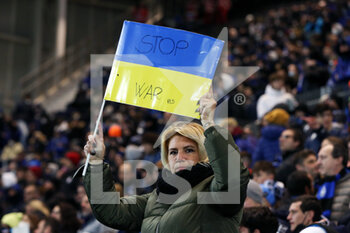 2022-02-28 - Atalanta BC fan holds an Ukrainian flag reading “Stop War” - ATALANTA BC VS UC SAMPDORIA - ITALIAN SERIE A - SOCCER