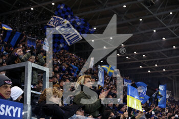2022-02-28 - Atalanta BC fan clap her hands - ATALANTA BC VS UC SAMPDORIA - ITALIAN SERIE A - SOCCER