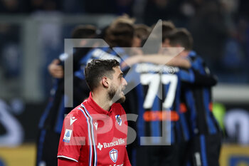2022-02-28 - Wladimiro Falcone (UC Sampdoria) looks on as Teun Koopmeiners (Atalanta BC) celebrates after scoring his side's third goal of the match - ATALANTA BC VS UC SAMPDORIA - ITALIAN SERIE A - SOCCER