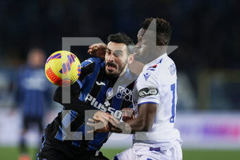 2022-02-28 - Davide Zappacosta (Atalanta BC) and Ronaldo Vieira (UC Sampdoria) battle for the ball  - ATALANTA BC VS UC SAMPDORIA - ITALIAN SERIE A - SOCCER