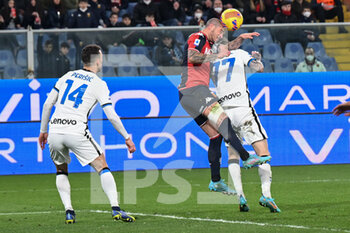 2022-02-25 - Ivan Perisic (Inter) Stefano Sturaro  (Genoa) Marcelo Brozovic (Inter) - GENOA CFC VS INTER - FC INTERNAZIONALE - ITALIAN SERIE A - SOCCER