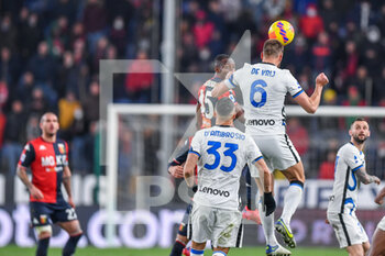 2022-02-25 - Kelvin Kwarteng Yeboah (Genoa) Danilo D'Ambrosio (Inter) Stefan de Vrij (Inter) - GENOA CFC VS INTER - FC INTERNAZIONALE - ITALIAN SERIE A - SOCCER