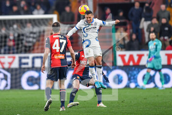 2022-02-25 - Milan Badelj (Genoa) Alexis Sanchez (Inter) - GENOA CFC VS INTER - FC INTERNAZIONALE - ITALIAN SERIE A - SOCCER