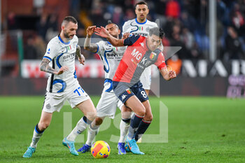 2022-02-25 - Marcelo Brozovic (Inter) Arturo Vidal (Inter) Nadiem Amiri (Genoa) - GENOA CFC VS INTER - FC INTERNAZIONALE - ITALIAN SERIE A - SOCCER