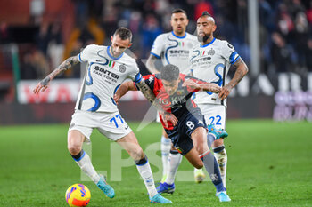 2022-02-25 - Marcelo Brozovic (Inter) Nadiem Amiri  (Genoa) Arturo Vidal (Inter) - GENOA CFC VS INTER - FC INTERNAZIONALE - ITALIAN SERIE A - SOCCER