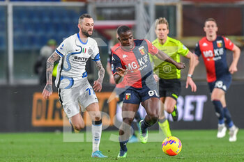 2022-02-25 - Marcelo Brozovic (Inter) - Yayah Kallon (Genoa) - GENOA CFC VS INTER - FC INTERNAZIONALE - ITALIAN SERIE A - SOCCER