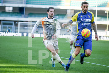 2022-02-27 - Venezia's Mattia Aramu in action against Verona's Federico Ceccherini - HELLAS VERONA FC VS VENEZIA FC - ITALIAN SERIE A - SOCCER