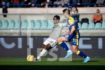 2022-02-27 - Venezia's Ridgeciano Haps in action against Verona's Bosko Sutalo - HELLAS VERONA FC VS VENEZIA FC - ITALIAN SERIE A - SOCCER