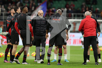 2022-02-25 - Stefano Pioli Head Coach of AC Milan talks to Players of AC Milan during the Serie A 2021/22 football match between AC Milan and Udinese Calcio at Giuseppe Meazza Stadium, Milan, Italy on February 25, 2022 - AC MILAN VS UDINESE CALCIO - ITALIAN SERIE A - SOCCER