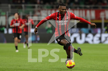 2022-02-25 - Rafael Leao of AC Milan in action during the Serie A 2021/22 football match between AC Milan and Udinese Calcio at Giuseppe Meazza Stadium, Milan, Italy on February 25, 2022 - AC MILAN VS UDINESE CALCIO - ITALIAN SERIE A - SOCCER