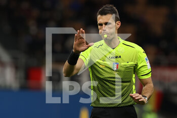 2022-02-25 - Referee Matteo Marchetti gestures during the Serie A 2021/22 football match between AC Milan and Udinese Calcio at Giuseppe Meazza Stadium, Milan, Italy on February 25, 2022 - AC MILAN VS UDINESE CALCIO - ITALIAN SERIE A - SOCCER