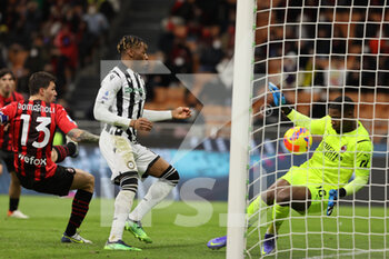 2022-02-25 - Destiny Udogie of Udinese Calcio scores a goal during the Serie A 2021/22 football match between AC Milan and Udinese Calcio at Giuseppe Meazza Stadium, Milan, Italy on February 25, 2022 - AC MILAN VS UDINESE CALCIO - ITALIAN SERIE A - SOCCER