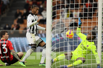 2022-02-25 - Destiny Udogie of Udinese Calcio scores a goal during the Serie A 2021/22 football match between AC Milan and Udinese Calcio at Giuseppe Meazza Stadium, Milan, Italy on February 25, 2022 - AC MILAN VS UDINESE CALCIO - ITALIAN SERIE A - SOCCER