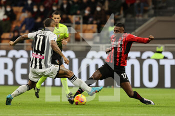 2022-02-25 - Rafael Leao of AC Milan fights for the ball against Walace of Udinese Calcio during the Serie A 2021/22 football match between AC Milan and Udinese Calcio at Giuseppe Meazza Stadium, Milan, Italy on February 25, 2022 - AC MILAN VS UDINESE CALCIO - ITALIAN SERIE A - SOCCER