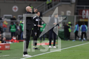 2022-02-25 - Stefano Pioli Head Coach of AC Milan reacts during the Serie A 2021/22 football match between AC Milan and Udinese Calcio at Giuseppe Meazza Stadium, Milan, Italy on February 25, 2022 - AC MILAN VS UDINESE CALCIO - ITALIAN SERIE A - SOCCER