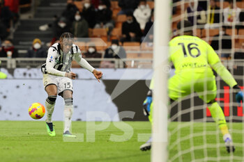 2022-02-25 - Destiny Udogie of Udinese Calcio in action during the Serie A 2021/22 football match between AC Milan and Udinese Calcio at Giuseppe Meazza Stadium, Milan, Italy on February 25, 2022 - AC MILAN VS UDINESE CALCIO - ITALIAN SERIE A - SOCCER