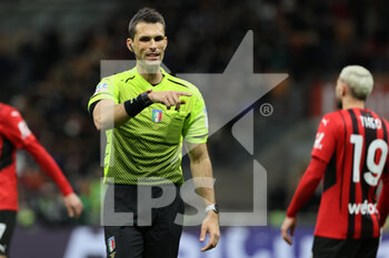 2022-02-25 - Referee Matteo Marchetti gestures during the Serie A 2021/22 football match between AC Milan and Udinese Calcio at Giuseppe Meazza Stadium, Milan, Italy on February 25, 2022 - AC MILAN VS UDINESE CALCIO - ITALIAN SERIE A - SOCCER