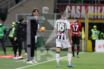 2022-02-25 - Gabriele Cioffi Head Coach of Udinese Calcio gestures during the Serie A 2021/22 football match between AC Milan and Udinese Calcio at Giuseppe Meazza Stadium, Milan, Italy on February 25, 2022 - AC MILAN VS UDINESE CALCIO - ITALIAN SERIE A - SOCCER