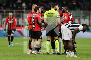 2022-02-25 - Alessio Romagnoli of AC Milan and Players of AC Milan protest with Referee Matteo Marchetti during the Serie A 2021/22 football match between AC Milan and Udinese Calcio at Giuseppe Meazza Stadium, Milan, Italy on February 25, 2022 - AC MILAN VS UDINESE CALCIO - ITALIAN SERIE A - SOCCER