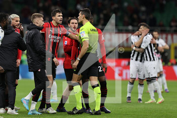 2022-02-25 - Alessio Romagnoli of AC Milan protests with Referee Matteo Marchetti during the Serie A 2021/22 football match between AC Milan and Udinese Calcio at Giuseppe Meazza Stadium, Milan, Italy on February 25, 2022 - AC MILAN VS UDINESE CALCIO - ITALIAN SERIE A - SOCCER