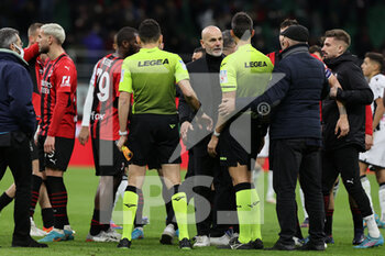 2022-02-25 - Stefano Pioli Head Coach of AC Milan talks to Referee Matteo Marchetti during the Serie A 2021/22 football match between AC Milan and Udinese Calcio at Giuseppe Meazza Stadium, Milan, Italy on February 25, 2022 - AC MILAN VS UDINESE CALCIO - ITALIAN SERIE A - SOCCER