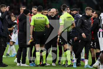 2022-02-25 - Stefano Pioli Head Coach of AC Milan protests with Referee Matteo Marchetti during the Serie A 2021/22 football match between AC Milan and Udinese Calcio at Giuseppe Meazza Stadium, Milan, Italy on February 25, 2022 - AC MILAN VS UDINESE CALCIO - ITALIAN SERIE A - SOCCER