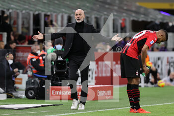 2022-02-25 - Stefano Pioli Head Coach of AC Milan protests during the Serie A 2021/22 football match between AC Milan and Udinese Calcio at Giuseppe Meazza Stadium, Milan, Italy on February 25, 2022 - AC MILAN VS UDINESE CALCIO - ITALIAN SERIE A - SOCCER
