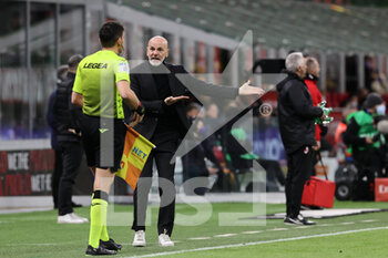 2022-02-25 - Stefano Pioli Head Coach of AC Milan protests during the Serie A 2021/22 football match between AC Milan and Udinese Calcio at Giuseppe Meazza Stadium, Milan, Italy on February 25, 2022 - AC MILAN VS UDINESE CALCIO - ITALIAN SERIE A - SOCCER