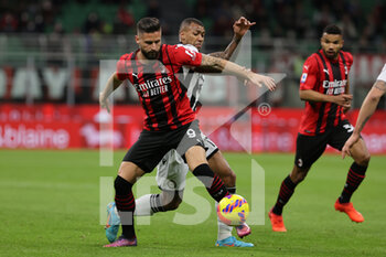 2022-02-25 - Olivier Giroud of AC Milan fights for the ball against Walace of Udinese Calcio during the Serie A 2021/22 football match between AC Milan and Udinese Calcio at Giuseppe Meazza Stadium, Milan, Italy on February 25, 2022 - AC MILAN VS UDINESE CALCIO - ITALIAN SERIE A - SOCCER