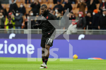 2022-02-25 - Franck Kessie of AC Milan warms up during the Serie A 2021/22 football match between AC Milan and Udinese Calcio at Giuseppe Meazza Stadium, Milan, Italy on February 25, 2022 - AC MILAN VS UDINESE CALCIO - ITALIAN SERIE A - SOCCER