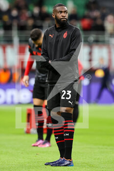 2022-02-25 - Fikayo Tomori of AC Milan warms up during the Serie A 2021/22 football match between AC Milan and Udinese Calcio at Giuseppe Meazza Stadium, Milan, Italy on February 25, 2022 - AC MILAN VS UDINESE CALCIO - ITALIAN SERIE A - SOCCER
