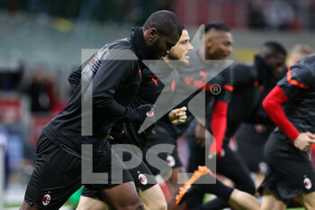 2022-02-25 - Franck Kessie of AC Milan warms up during the Serie A 2021/22 football match between AC Milan and Udinese Calcio at Giuseppe Meazza Stadium, Milan, Italy on February 25, 2022 - AC MILAN VS UDINESE CALCIO - ITALIAN SERIE A - SOCCER