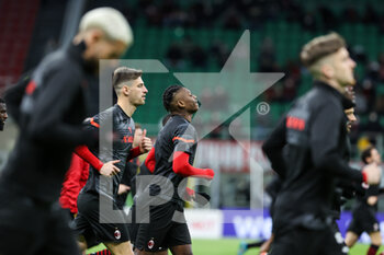 2022-02-25 - Rafael Leao of AC Milan warms up during the Serie A 2021/22 football match between AC Milan and Udinese Calcio at Giuseppe Meazza Stadium, Milan, Italy on February 25, 2022 - AC MILAN VS UDINESE CALCIO - ITALIAN SERIE A - SOCCER