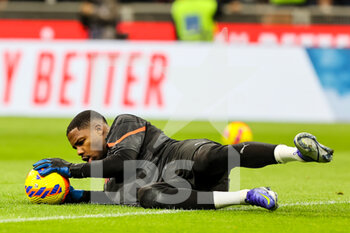 2022-02-25 - Mike Maignan of AC Milan warms up during the Serie A 2021/22 football match between AC Milan and Udinese Calcio at Giuseppe Meazza Stadium, Milan, Italy on February 25, 2022 - AC MILAN VS UDINESE CALCIO - ITALIAN SERIE A - SOCCER