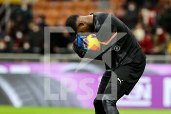 2022-02-25 - Mike Maignan of AC Milan warms up during the Serie A 2021/22 football match between AC Milan and Udinese Calcio at Giuseppe Meazza Stadium, Milan, Italy on February 25, 2022 - AC MILAN VS UDINESE CALCIO - ITALIAN SERIE A - SOCCER