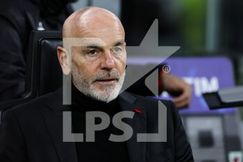 2022-02-25 - Stefano Pioli Head Coach of AC Milan in the bench during the Serie A 2021/22 football match between AC Milan and Udinese Calcio at Giuseppe Meazza Stadium, Milan, Italy on February 25, 2022 - AC MILAN VS UDINESE CALCIO - ITALIAN SERIE A - SOCCER