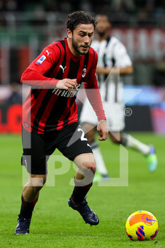 2022-02-25 - Davide Calabria of AC Milan in action during the Serie A 2021/22 football match between AC Milan and Udinese Calcio at Giuseppe Meazza Stadium, Milan, Italy on February 25, 2022 - AC MILAN VS UDINESE CALCIO - ITALIAN SERIE A - SOCCER